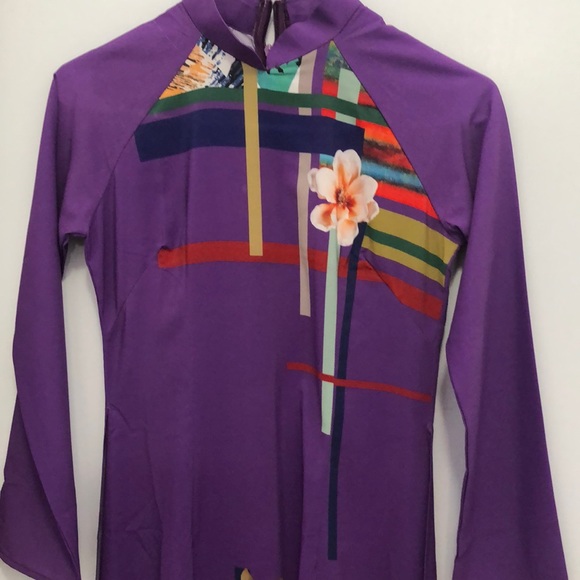 Vietnamese ao dài - Picture 1 of 3